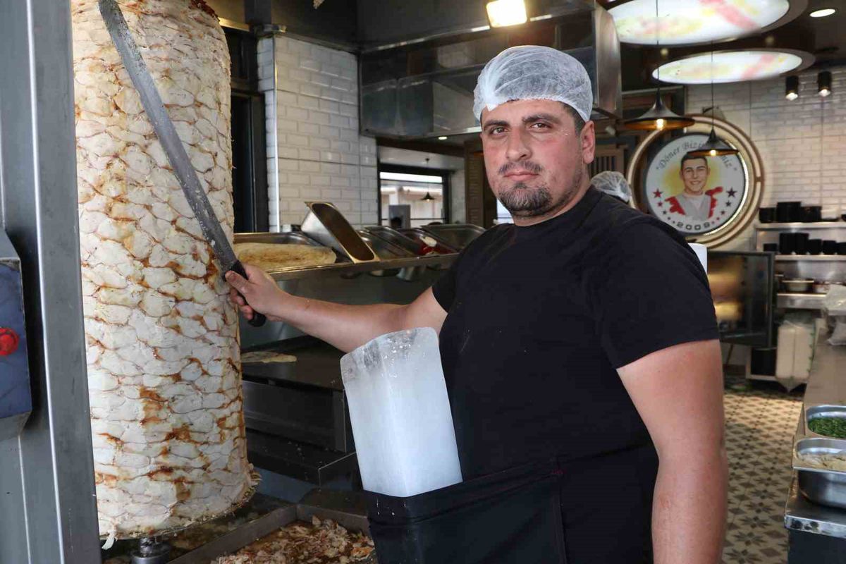 Adana'da döner ustasından sıcakla mücadele yöntemi: Kalıp buzla çalışıyor