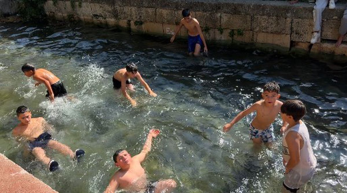 Zile'de sıcak havada çocuklar Çay Pınarı'na akın etti