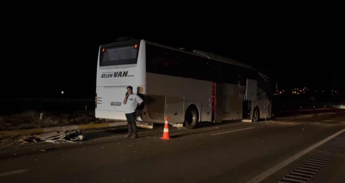 Sivas’ta yolcu otobüsü otomobil ile çarpıştı: 2 yaralı