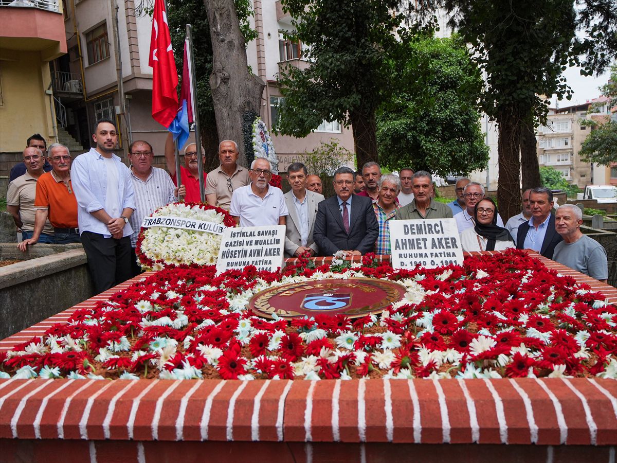 Hüseyin Avni Aker kabri başında anıldı