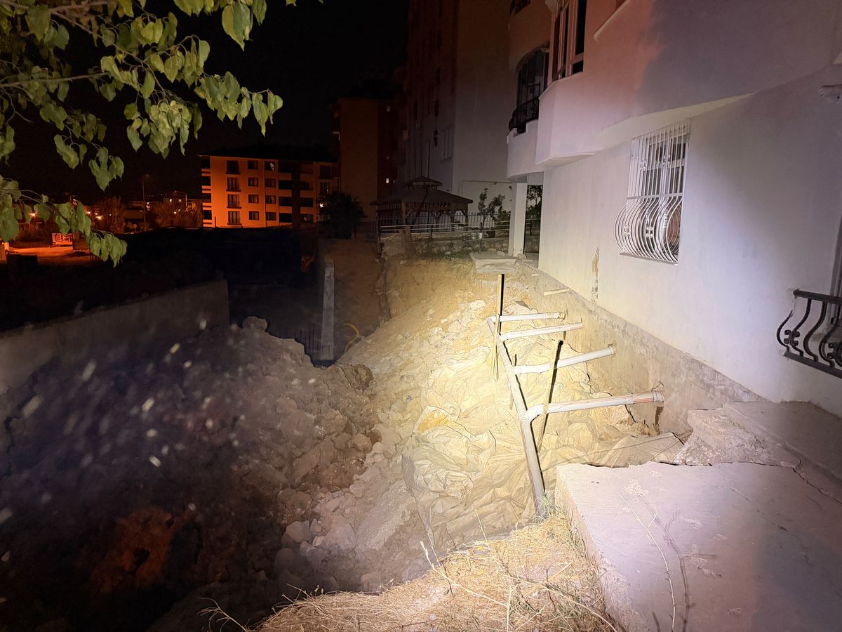Tunceli'de Temel Kazısı Sırasında Toprak Kayması: 5 Katlı Bina Tahliye Edildi