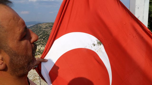 turk bayragina tufekle zarar verildi 2 20170965 o