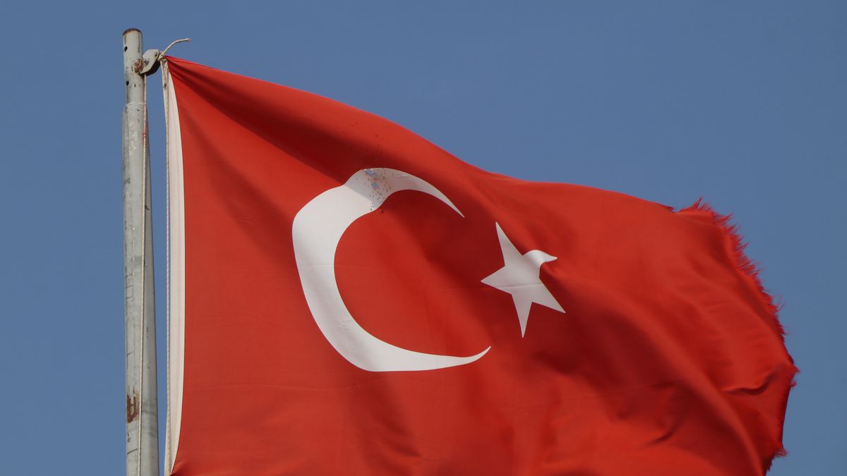Burdur'da Türk Bayrağına Av Tüfeğiyle Saldırı