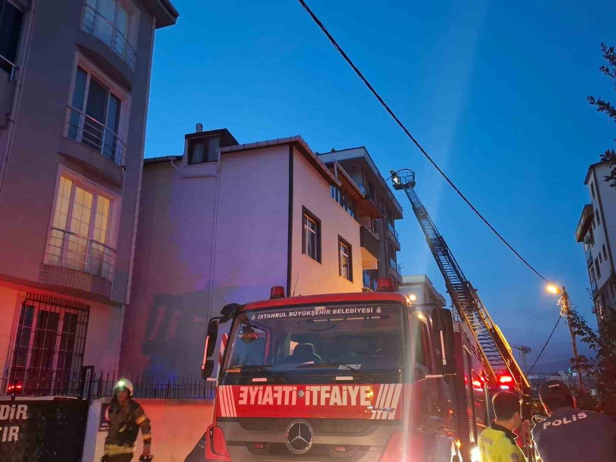 Ümraniye'de çatı yangını paniğe neden oldu