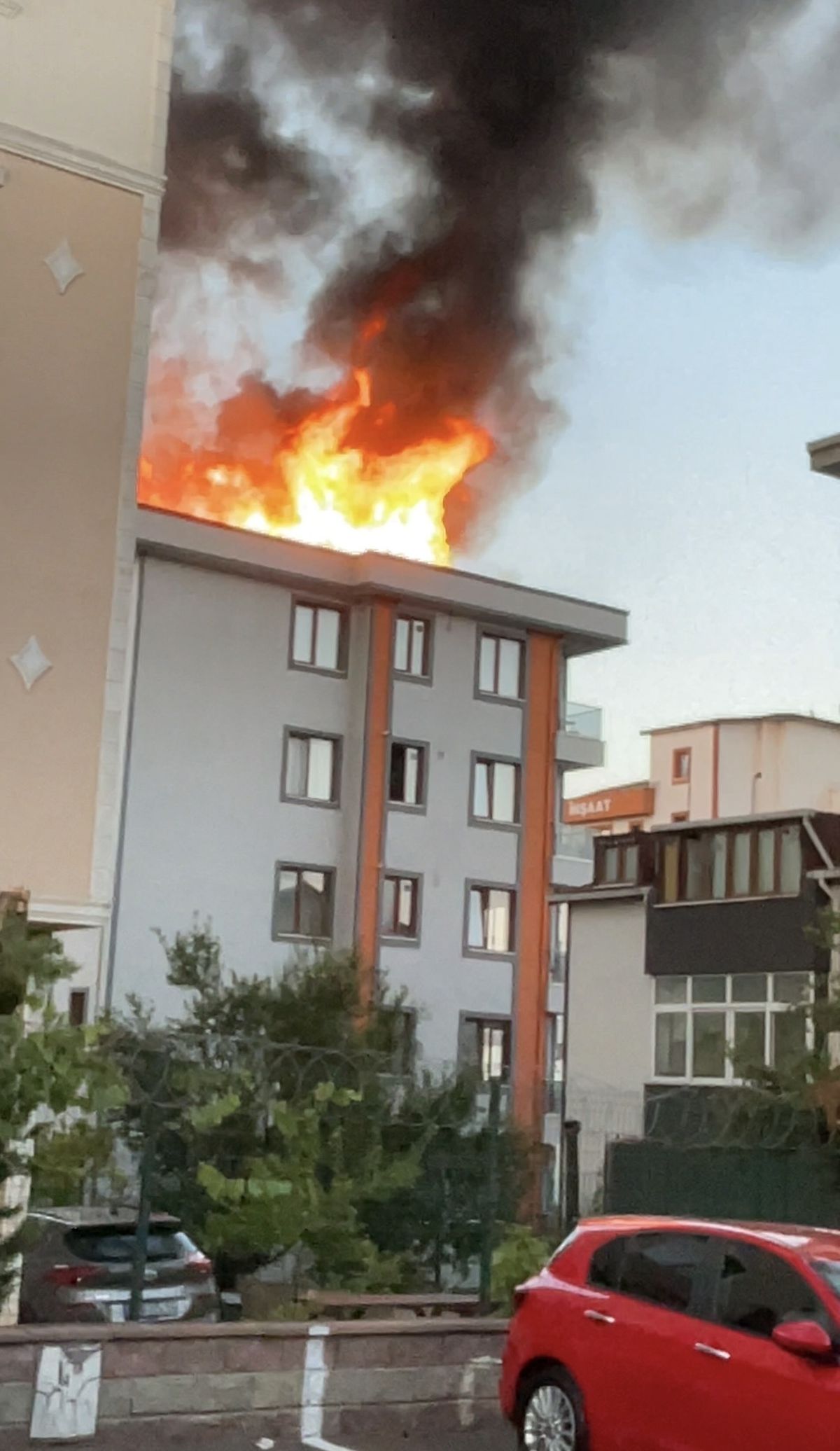 Ümraniye'de çatı yangını paniği