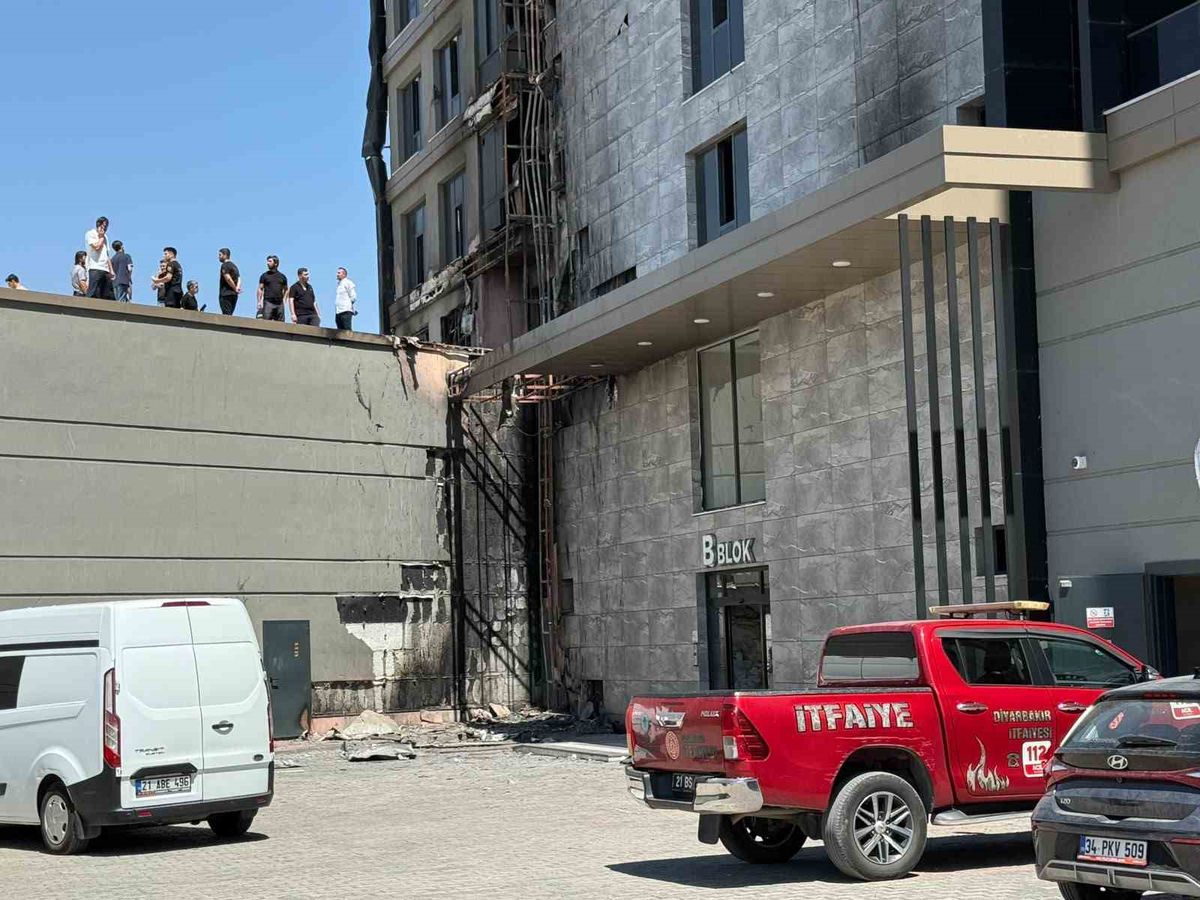 Diyarbakır'da 12 Katlı Plazada Yangın: Söndürme Sistemi Faciayı Önledi