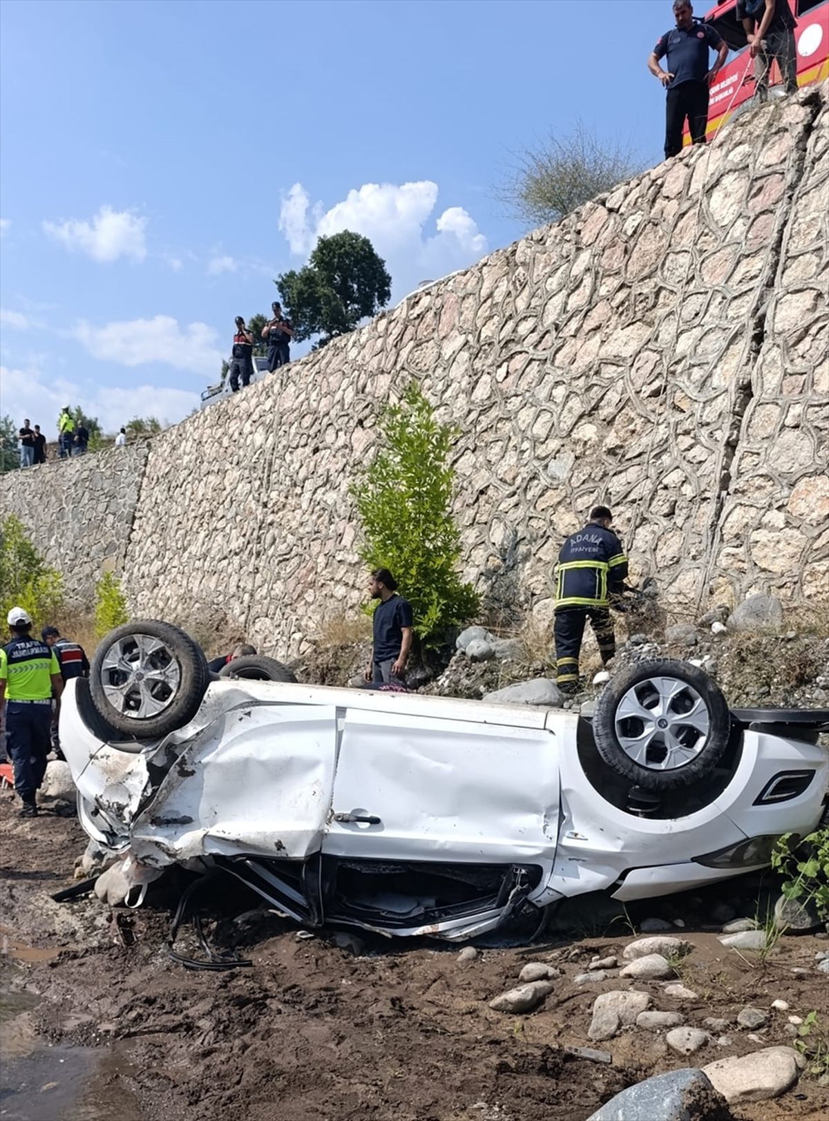 Aladağ'da Otomobil Dere Yatağına Devrildi: 2 Ölü, 1 Yaralı