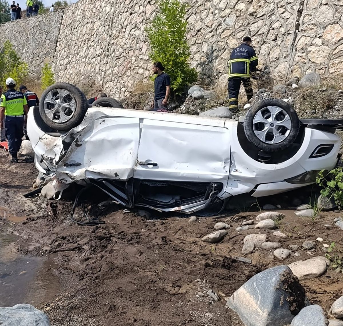 Aladağ'da Dereye Uçan Otomobilde 2 Kişi Öldü, 1 Kişi Yaralandı