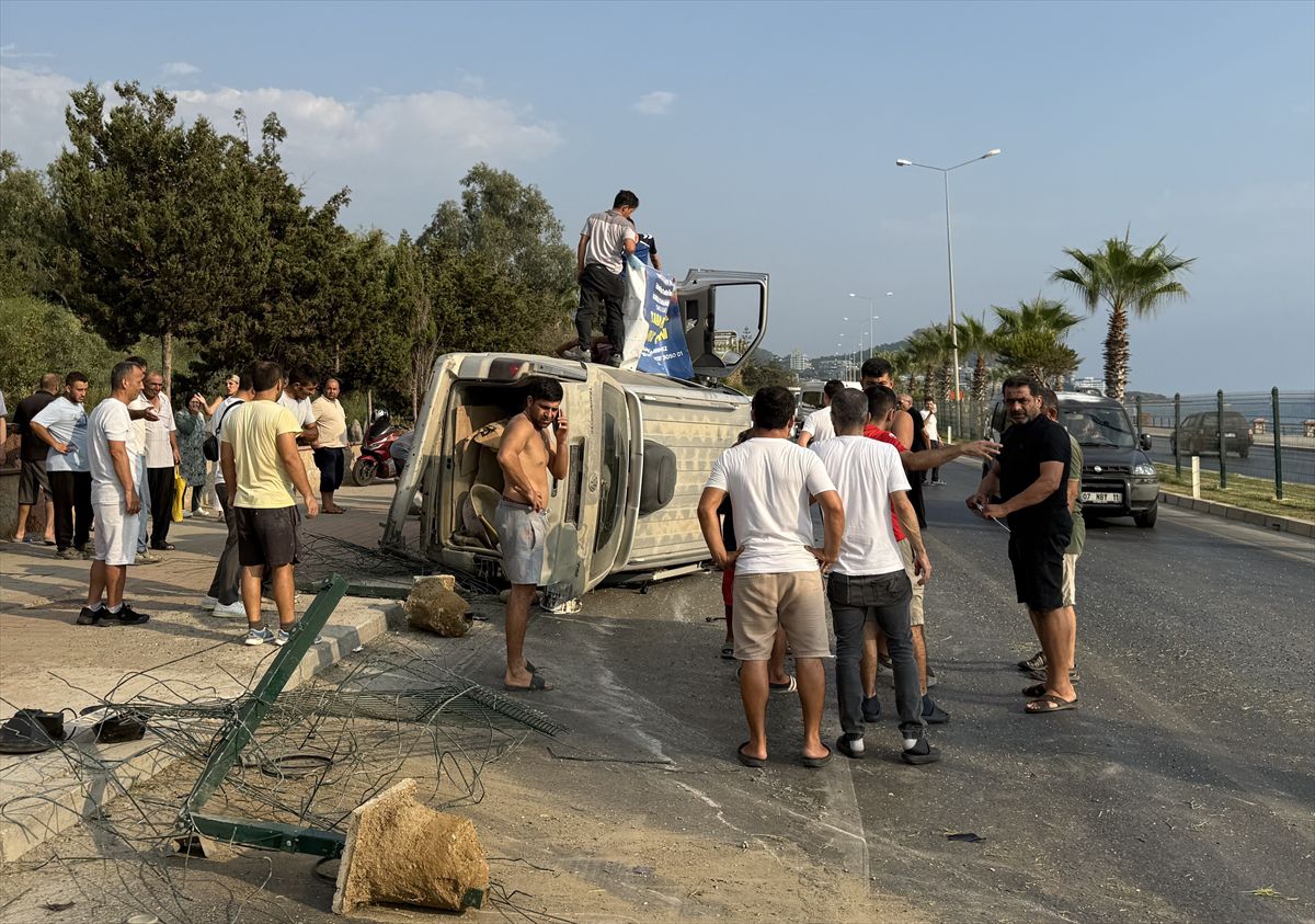 Alanya'da Hafif Ticari Araç Devrildi: 2 Yaralı