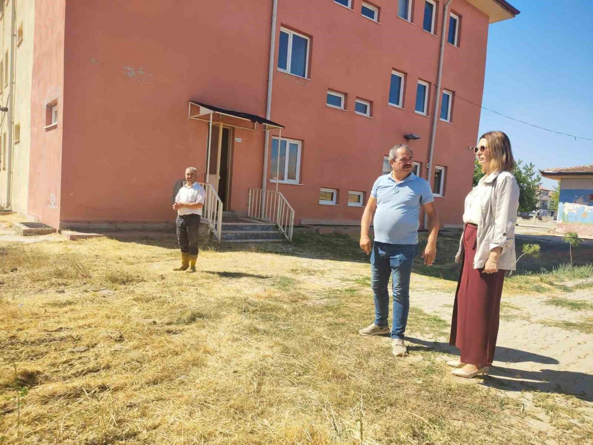 Altıntaş’ta köy okullarında tadilat çalışmaları sürüyor