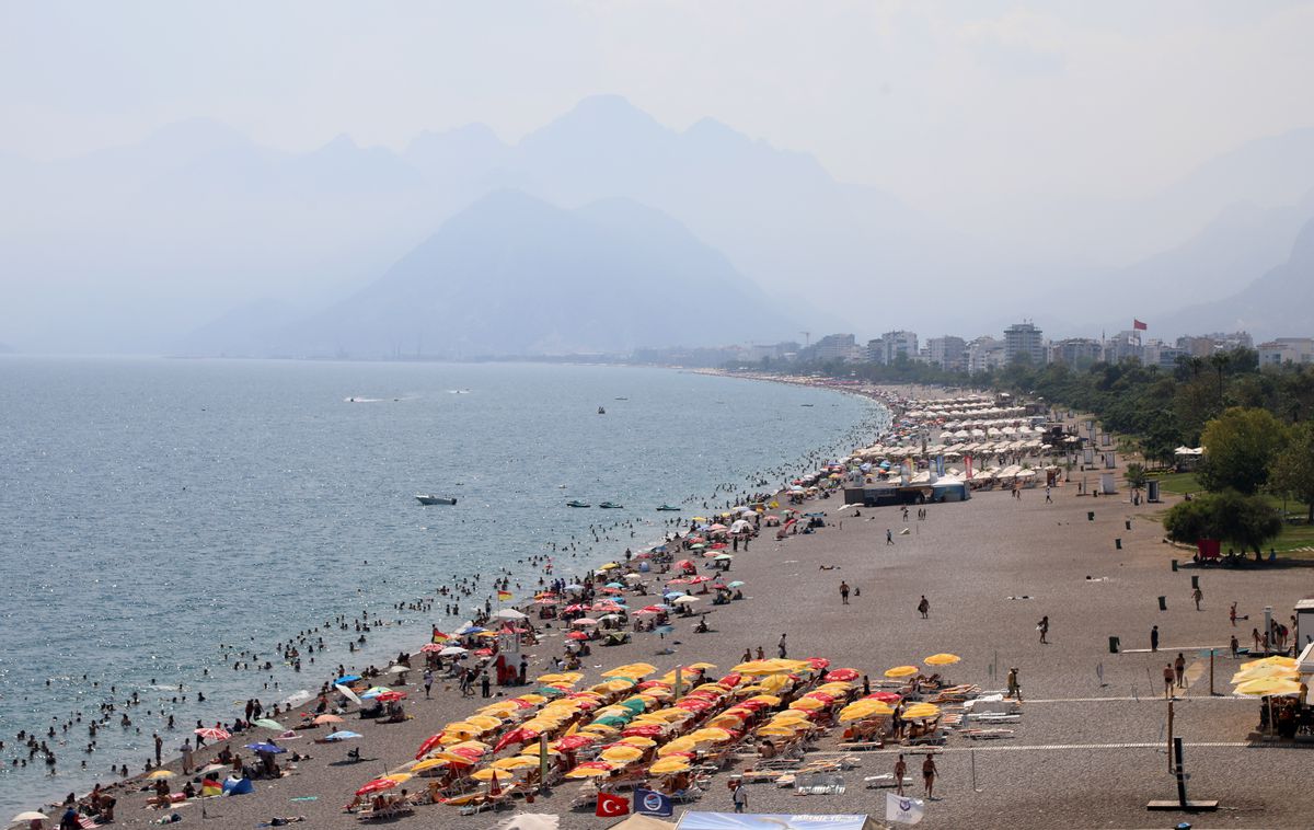 Antalya'da Nem ve Sıcaklık Etkisi: Hissedilen 42 Derece, Konyaaltı Sahili'ne Akın