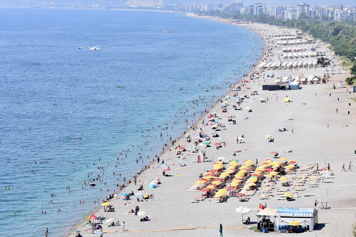 Antalya'da aşırı sıcak ve nem sahilleri doldurdu