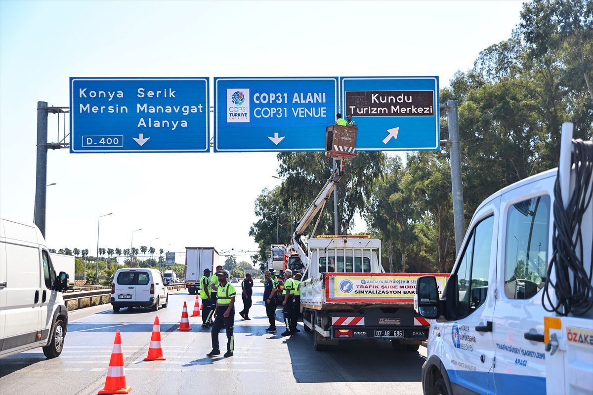 COP31 Öncesi Antalya'da Yön Levhası Montajı