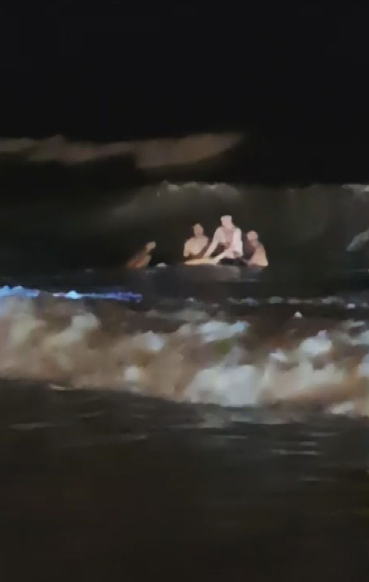 Karaburun'da yasağa rağmen denize giren kişi boğulmaktan kurtarıldı