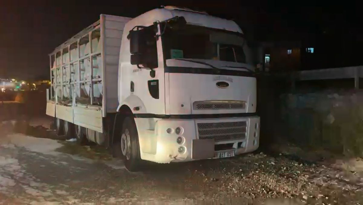 Hendek'te Asit Yüklü Kamyonda Sızıntı: Yol Kapatıldı, 2 Kişi Etkilendi