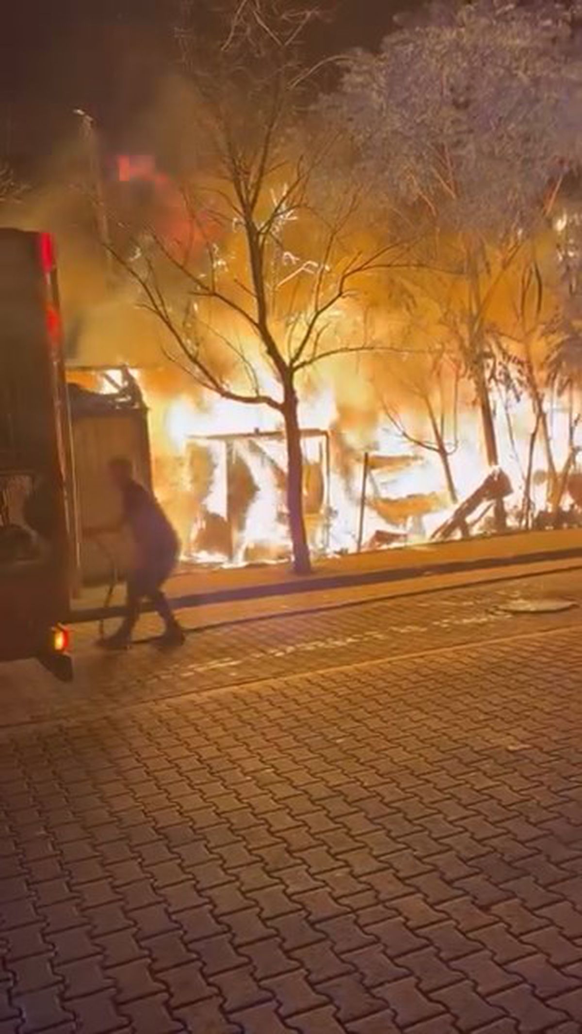 Avcılar'da TIR Parkında Yangın: 5 Araç Kullanılamaz Hale Geldi