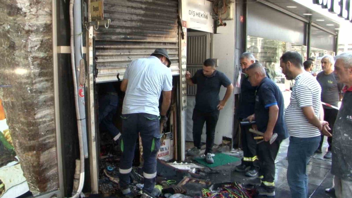 Gaziosmanpaşa'da Ayakkabıcı Yangını: Çatıya Sığınanlar Kurtarıldı