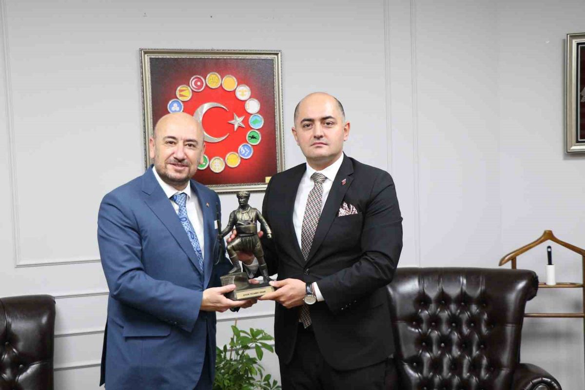 AYTO'dan Yeni Başsavcı Arısoy'a Efe Heykeli ve İncir Ziyareti