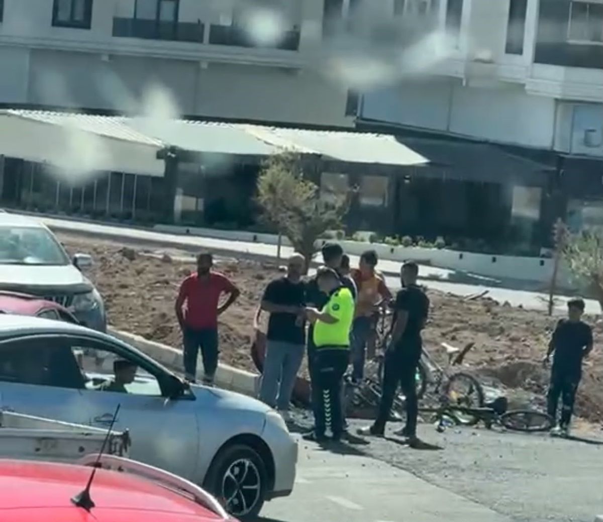 Batman'da Otomobil-Bisiklet Çarpıştı: 2 Yaralı