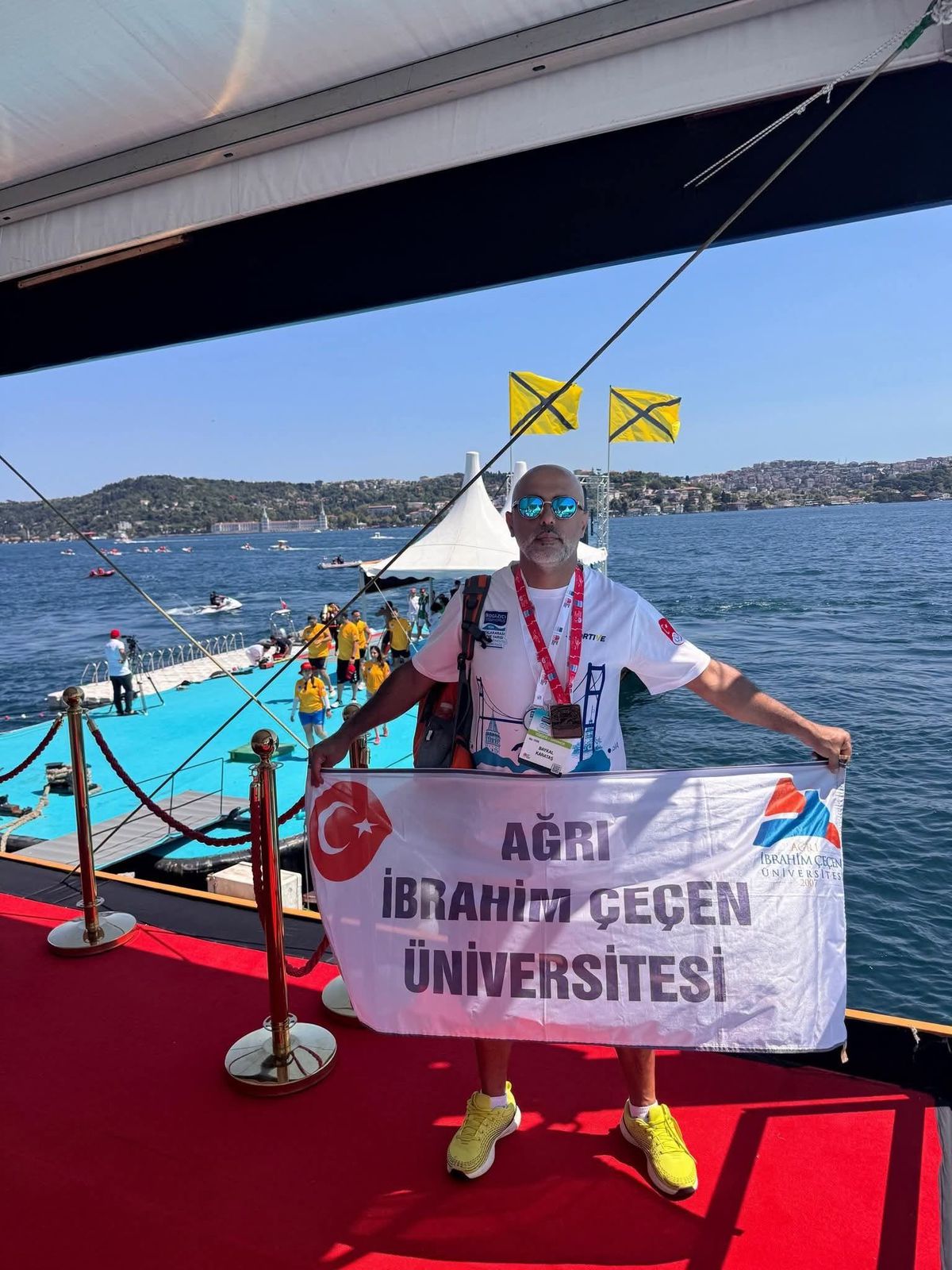 Öğretim Üyesi Baykal Karataş, Boğaziçi Kıtalararası Yüzme Yarışı'nı Başarıyla Tamamladı