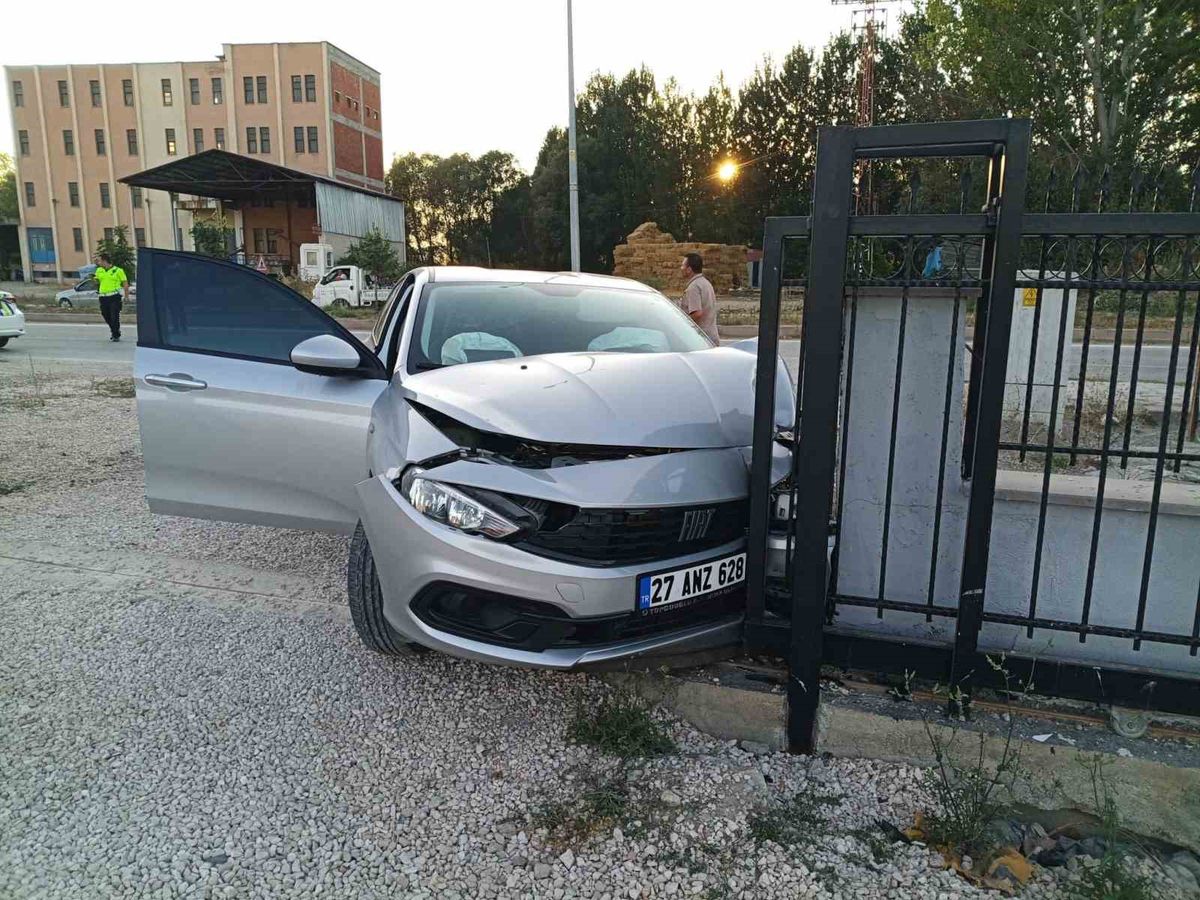 Bilecik'te Kontrolden Çıkan Otomobil Apartmana Çarptı: 1 Ağır, 4 Yaralı