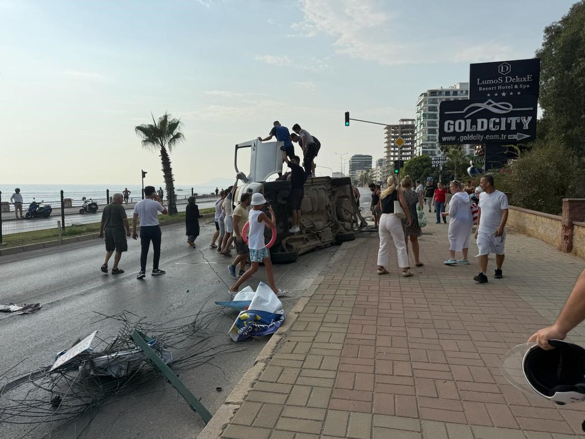Alanya'da bisikletliye çarpmamak için manevra yapan araç levhaya çarptı: 2 yaralı