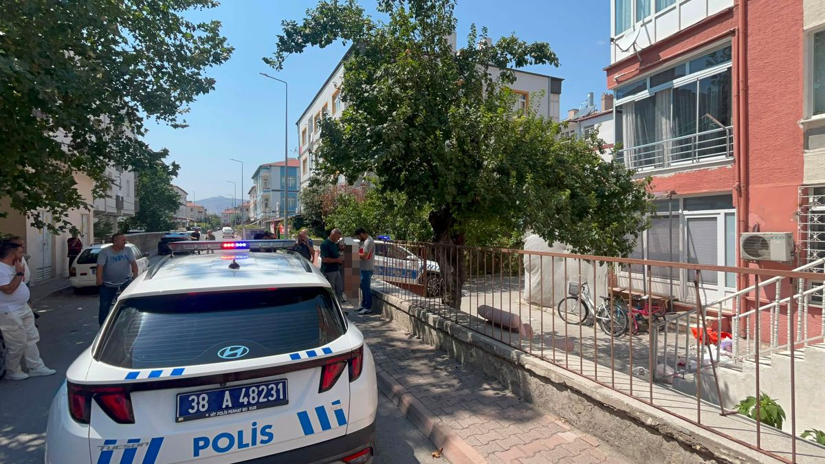 Kayseri'de boşanma aşamasındaki eşini bıçaklayıp polise teslim oldu