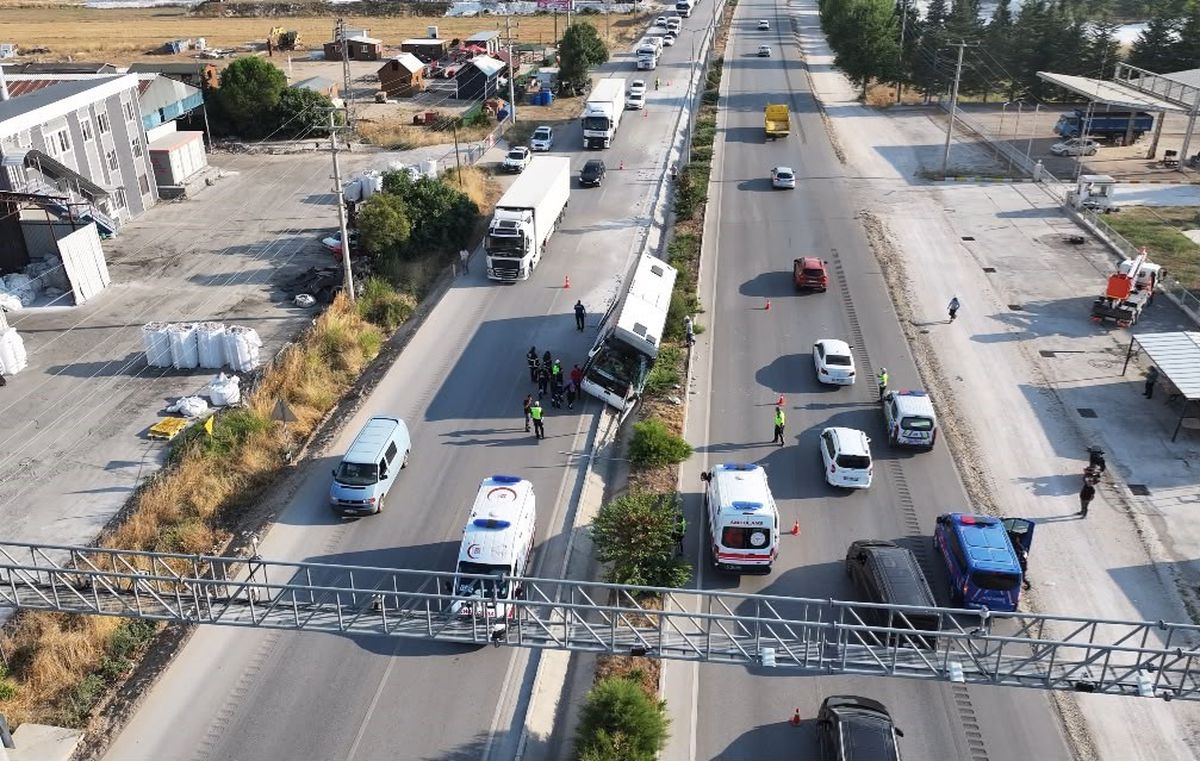 Bucak'ta Tur Otobüsü Devrildi: 34 Kişi Yara Almadan Kurtuldu