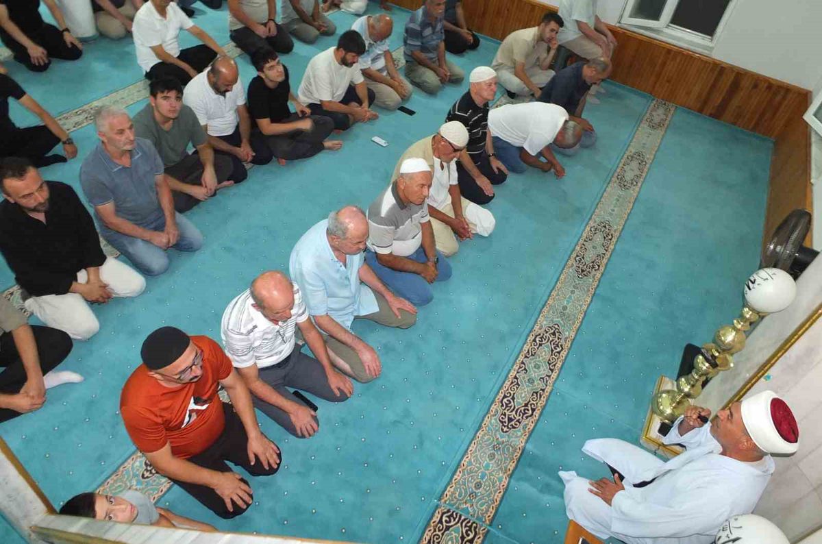 Burhaniye'de Mevlit Kandili Coşkusu: Camiler Doldu Taştı