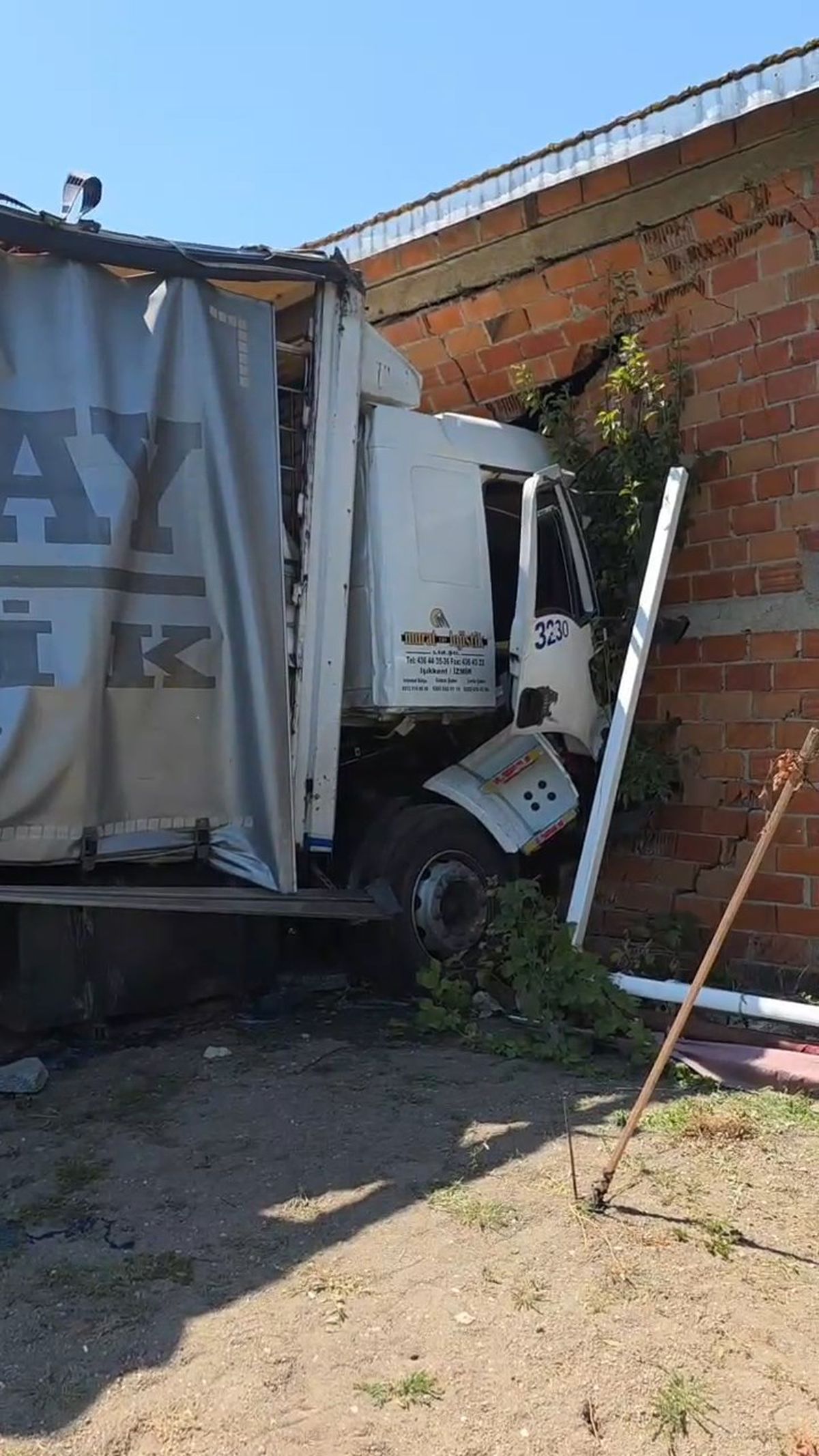 Çatalca'da Kamyon Elektrik Direğine Çarpıp Bahçeye Girdi: 1 Yaralı