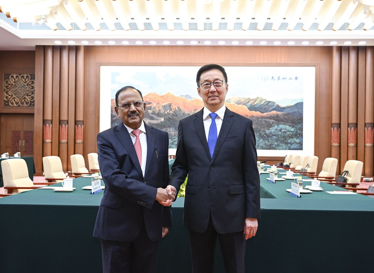 Han Zheng, Hindistan Ulusal Güvenlik Danışmanı Doval ile Beijing'de Görüştü