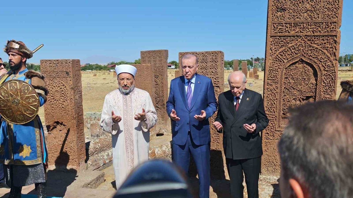 Erdoğan'dan Ahlat'ta Tarihi Ziyaret ve Kabine Mesajları