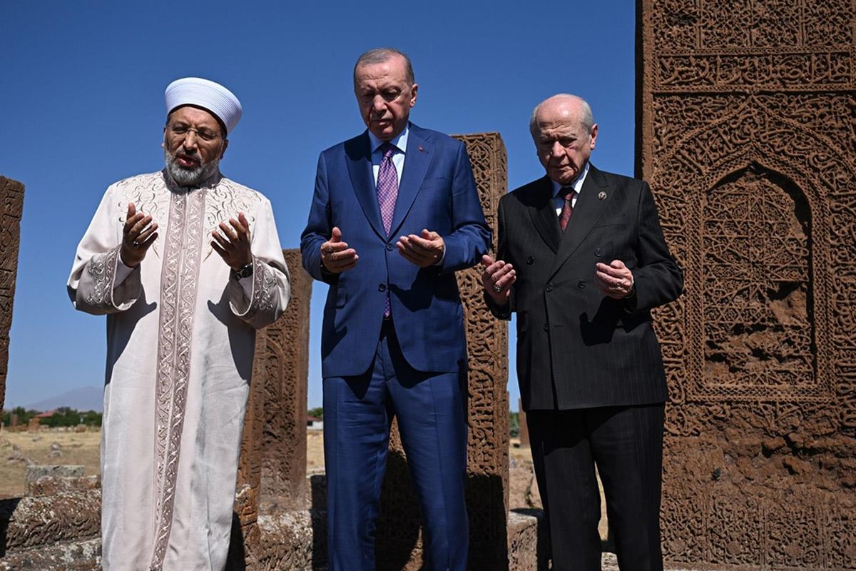 Cumhurbaşkanı Erdoğan ve Devlet Bahçeli, Ahlat Selçuklu Kabristanı'nı ziyaret etti
