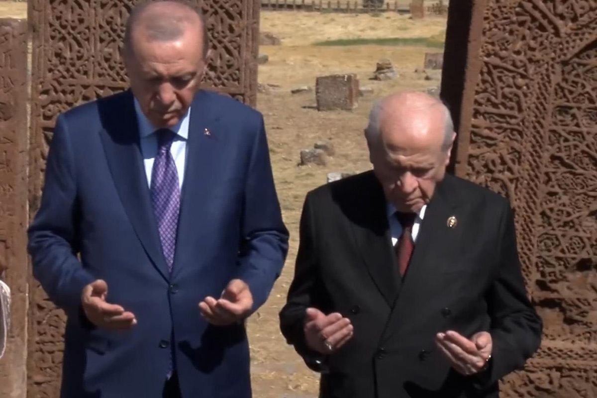 Cumhurbaşkanı Erdoğan ve Devlet Bahçeli, Ahlat Selçuklu Kabristanı’nı ziyaret etti