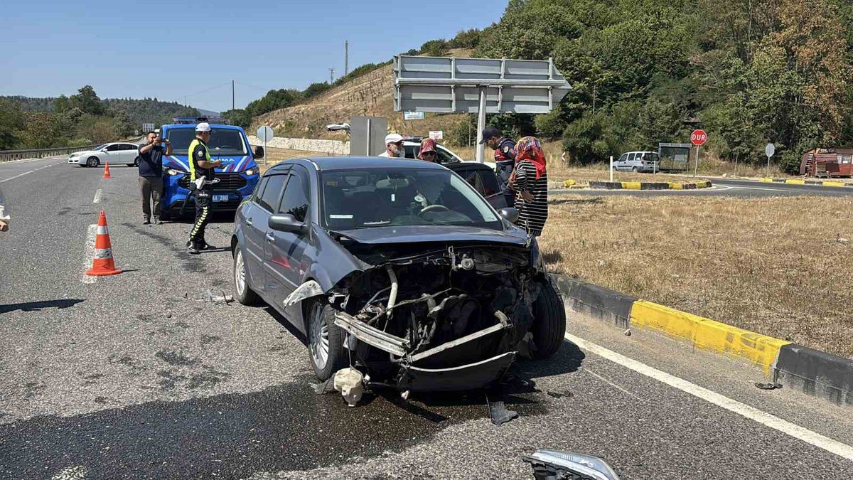 Bolu'da Kafa Kafaya Çarpışma: Yaralanan Yok