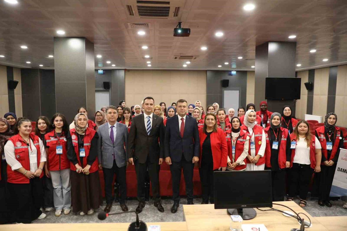 Niğde'de 40 Gönüllü Genç Damla Gönüllülük Hareketi'nde Buluştu