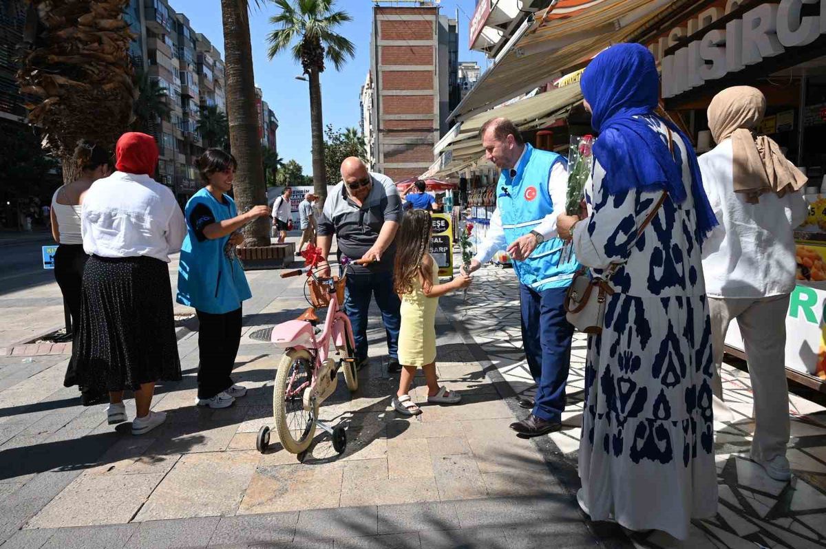 Denizli'de Mevlid Kandili'nde 571 Gül Dağıtıldı