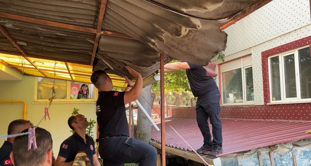 Edirne'de çatıda mahsur kalan şahıs kurtarıldı