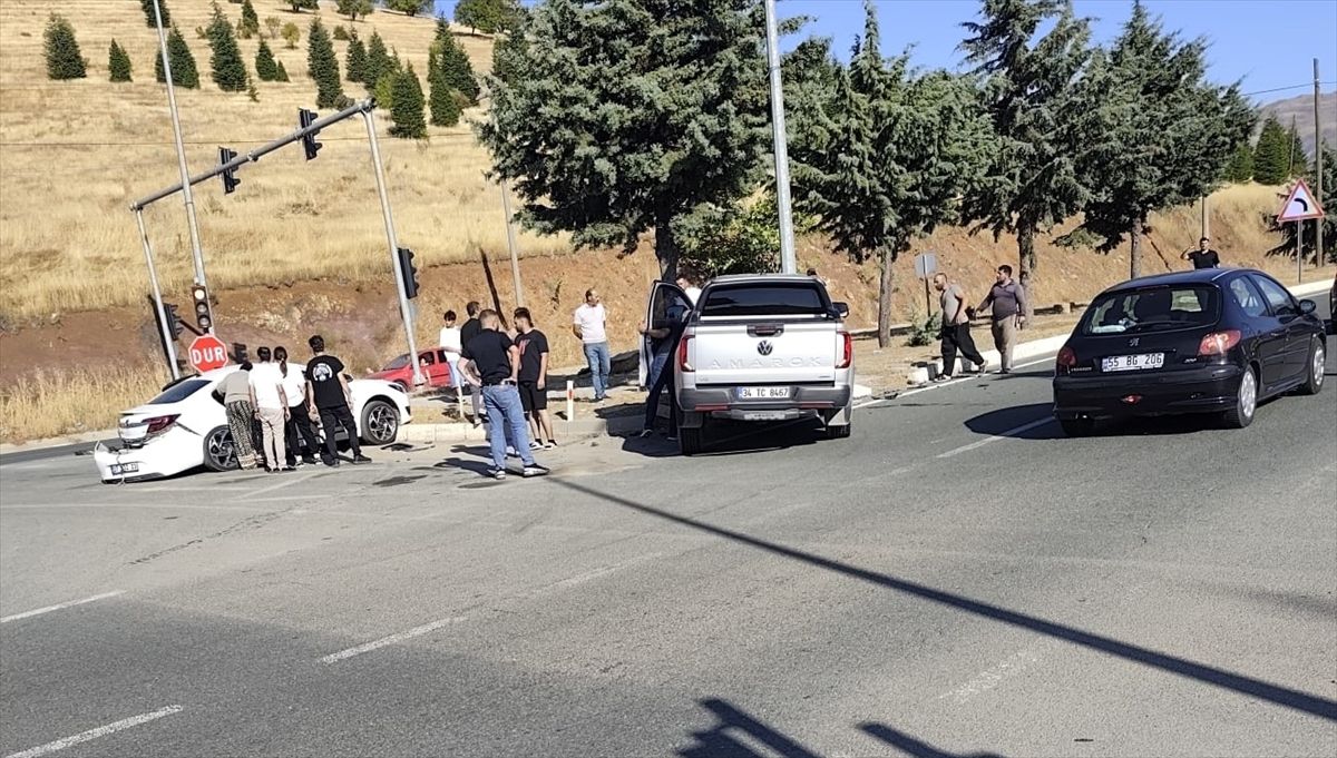 Elazığ'da kavşakta feci kaza: 4 yaralı