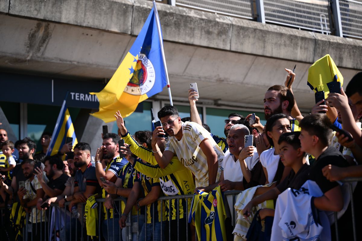 Fenerbahçe Lyon'a Geldi, Taraftarlar Çiçeklerle Karşıladı