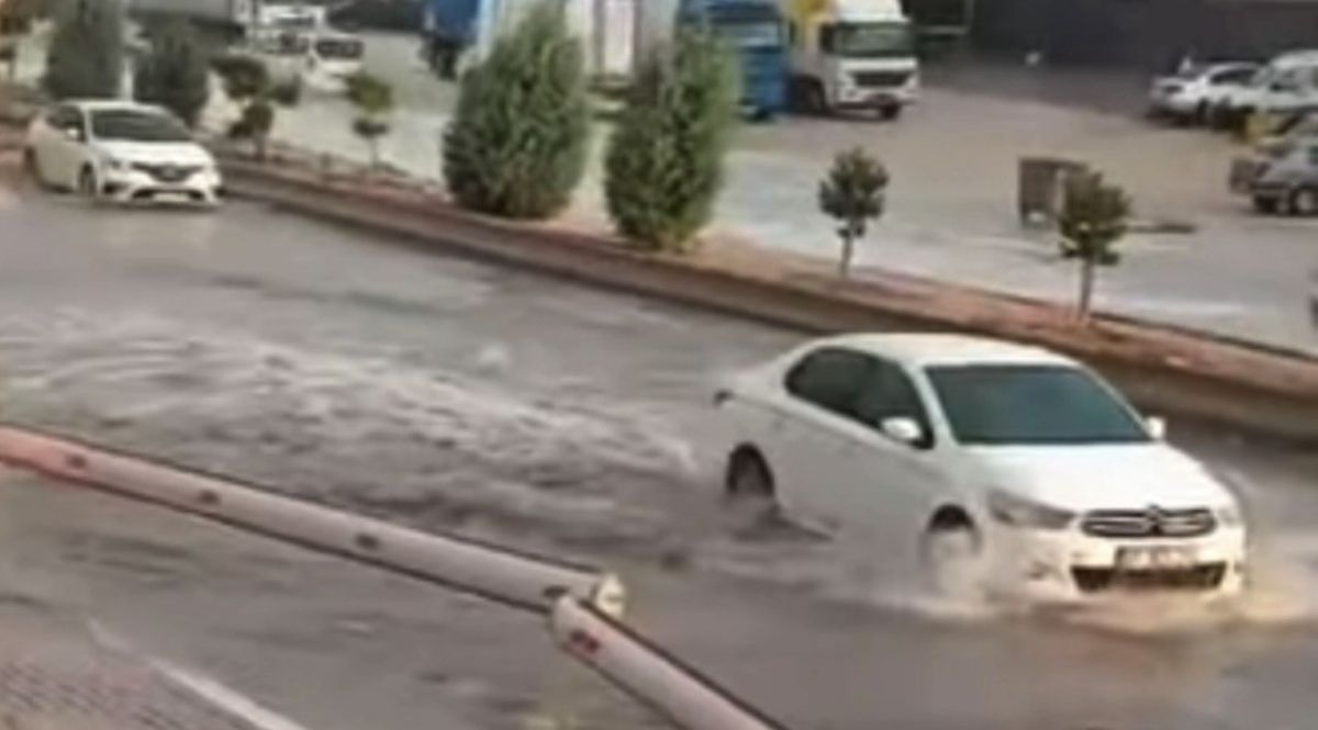 Gaziantep'te Ani Sağanak ve Fırtına: Su Birikintileri ve Trafik Aksamaları
