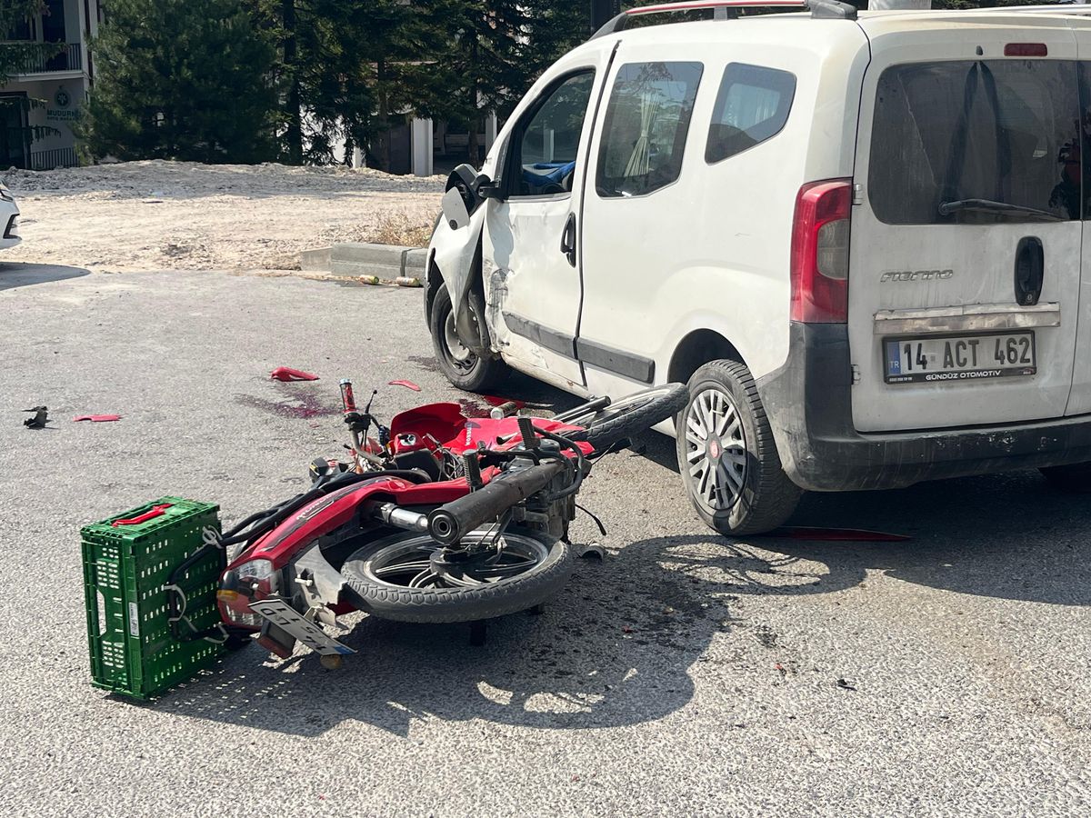 Mudurnu'da motosiklet ile hafif ticari araç çarpıştı: 1 ağır yaralı
