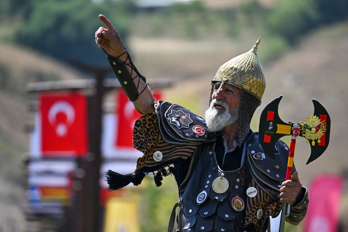 72 yaşındaki Hasan Keskin, Malazgirt Zaferi'nin 955. yıl dönümünde Ahlat'ta