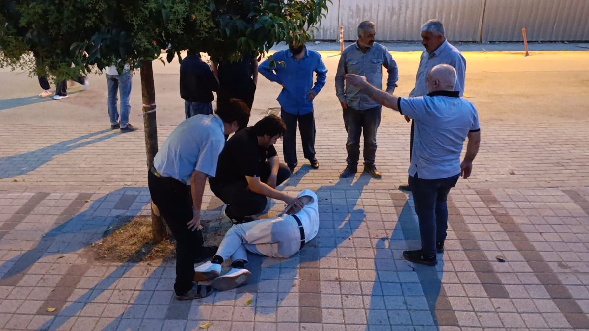 Doktor, acil servis duvarından atlayarak yaralı motosiklet sürücüsüne müdahale etti