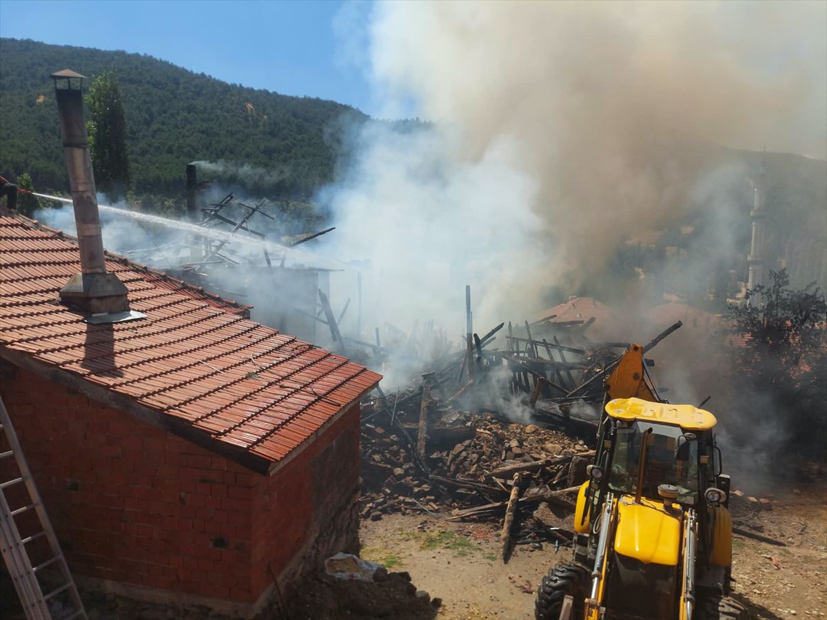 Hocalar'da bir evde çıkan yangın söndürüldü