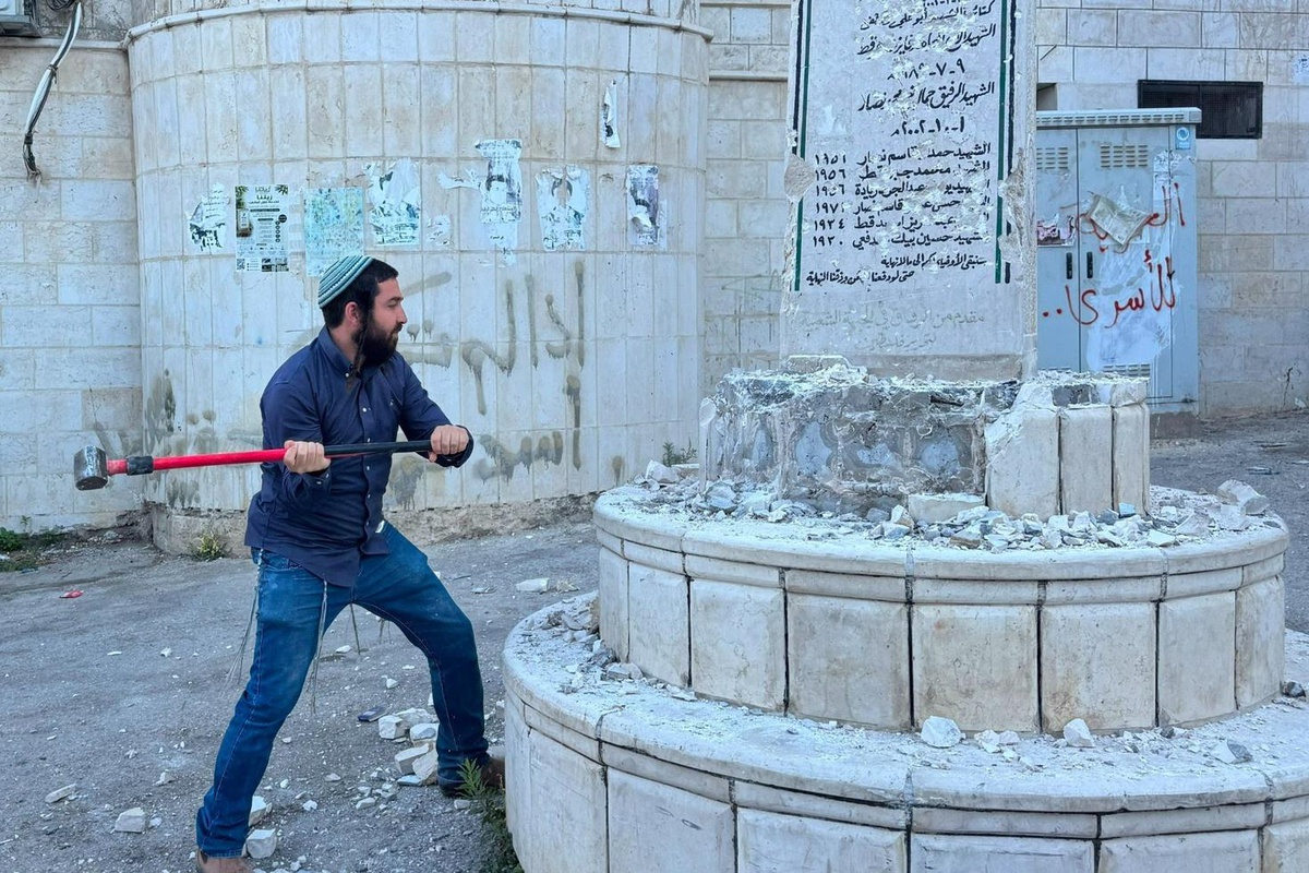 İsrailli vekilden Batı Şeria’da skandal hareket: Filistinlilere ait anıtı balyozla parçaladı