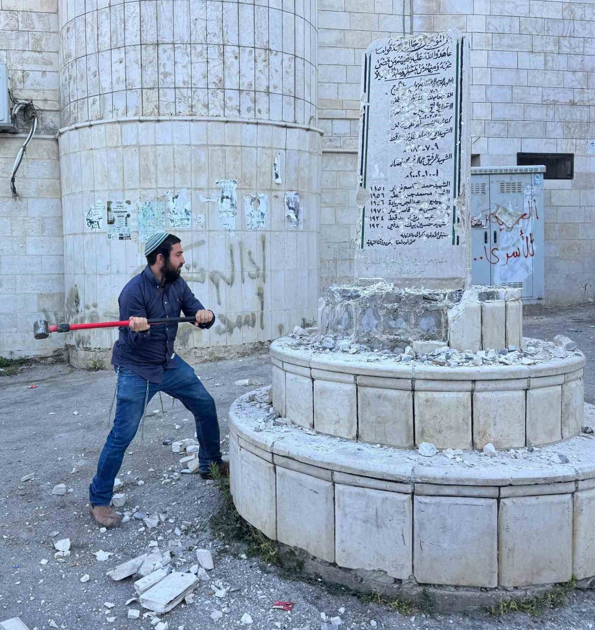 İsrailli Vekil Anıtı Balyozla Yıktı