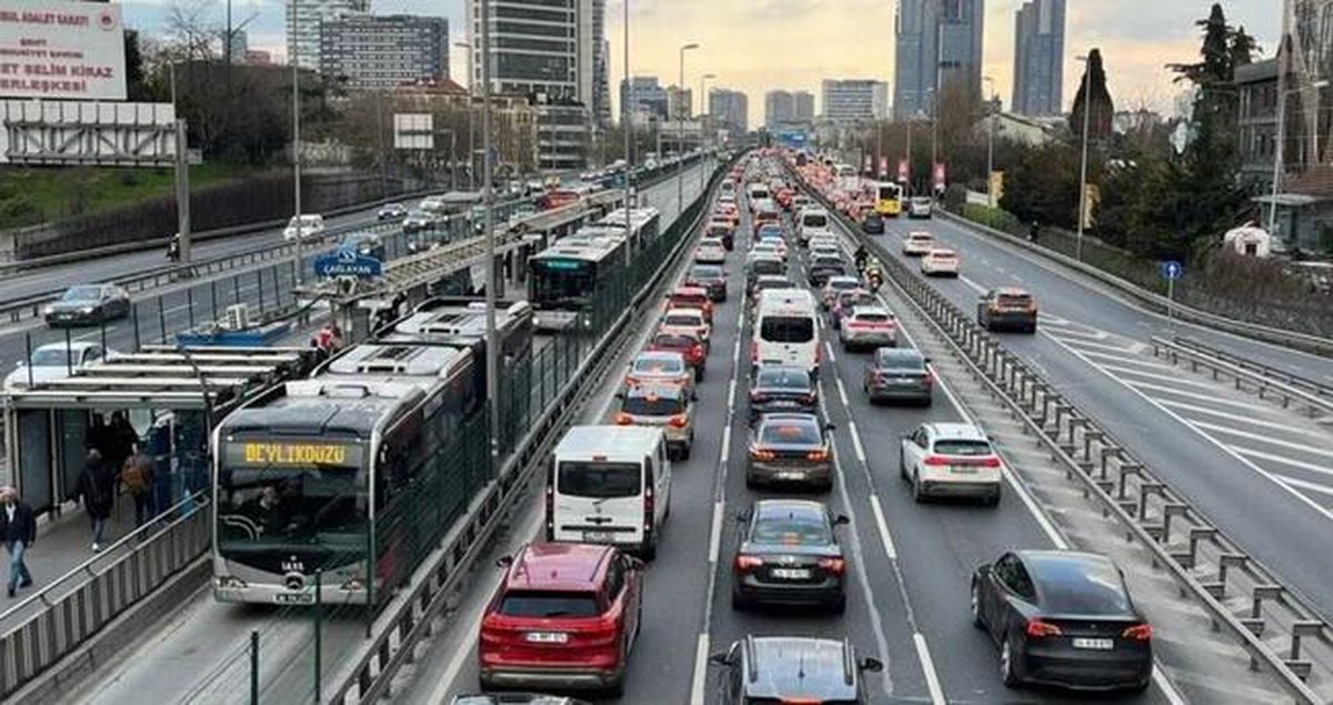 İstanbul'da trafik var mı? SON DAKİKA! 25 Ağustos Salı hangi ilçelerde trafik var, hangi yollar kapalı?