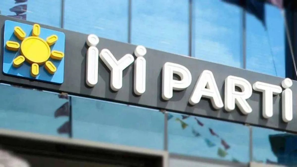 İYİ Parti Selçuk'ta yeni ilçe başkanı Ziya Tüccar oldu