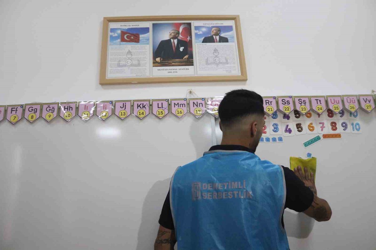 İzmir’de yükümlüler 11 okulu eğitime hazırladı